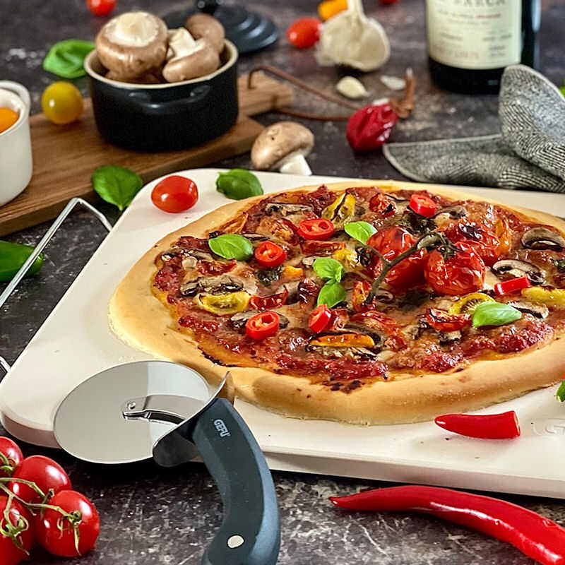 GEFU DARIOSO zestaw nóż do pizzy oraz kamień ze stojakiem prostokątnym